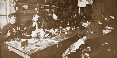 仲冬时节，人们在小屋里缝制毛皮，制作春季雪橇、酒吧时使用的服装。 1907 年伦敦（黑白照片） 作者 安东尼菲亚拉