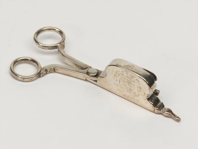 Candle snuffer, Board of Ordnance, c.1696 (snuffer) 作者 安东尼·内尔梅