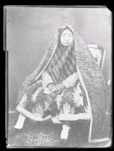 工作室肖像：Nasir Al-Din Shah 的母亲 Mahd-i Awliya（黑白照片） 作者 安托万·塞夫鲁金（Antoin Sevruguin）