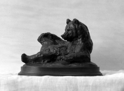 坐着的熊，模型为1833年（青铜）。 作者 安托万·路易斯·巴里