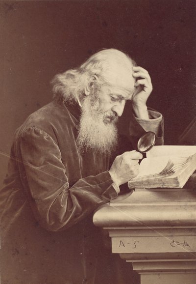 [拿着放大镜检查手稿的大胡子男子]，1870年代。 作者 安托万·塞缪尔·亚当·所罗门