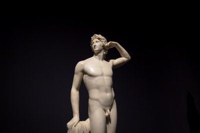 意大利米兰 - 2020 年 6 月：古代雕塑 "阿波罗自鸣"（1782 年），2019 年，蚂蚁（照片 作者 安东尼奥·卡诺瓦