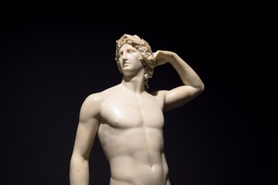 意大利米兰 - 2020 年 6 月：古代雕塑 "阿波罗加冕"（1782 年） - An..., 2019 年（照片 作者 安东尼奥·卡诺瓦