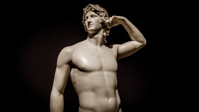 意大利米兰 - 2020 年 6 月：古代雕塑 "阿波罗加冕"（1782 年） - An..., 2019 年（照片 作者 安东尼奥·卡诺瓦