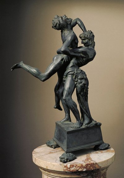 赫拉克勒斯的十二件作品。"赫拉克勒斯（Hercules）举起巨人安特》 安东尼奥-本奇的青铜雕塑，名为Le Pollaiolo（Pollaiuolo）（1431-1498） 1475年，尺寸。45厘米 佛罗伦萨巴盖罗博物馆 作者 Antonio Pollaiuolo