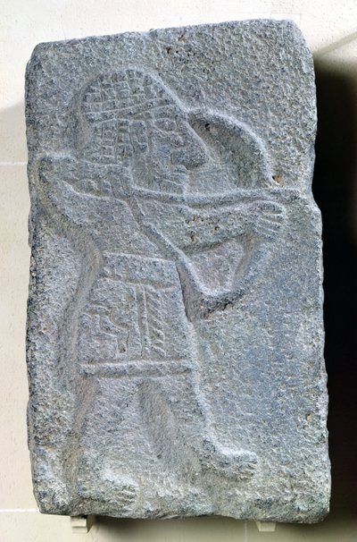 Orthostat描绘了一个射手从Kapara宫，Guzama国王，Tell Halaf，叙利亚（玄武岩） 作者 阿拉曼语