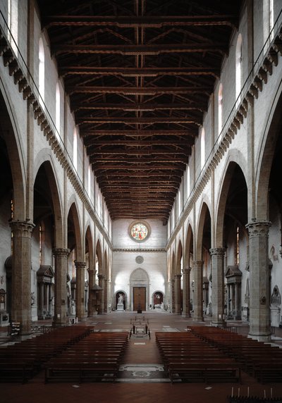 文艺复兴时期：Arnolfo di Cambio (1245-1302/1310)设计的圣克罗齐大教堂内景（Basilica santa croce内景）1294年意大利佛罗伦萨的圣克罗齐大教堂 作者 阿诺佛·迪·坎比奥