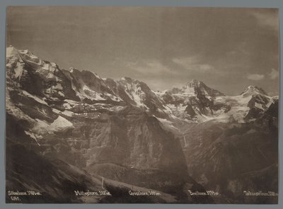 伯尔尼阿尔卑斯山的希尔伯霍恩 (Silberhorn)、米塔霍恩 (Mittaghorn)、格罗斯霍恩 (Grosshorn)、布赖特霍恩 (Breithorn) 和钦格尔霍恩 (Tschingelhorn) 上的 Gezicht 少女峰山脉全景（系列标题） 作者 亚瑟·高布勒