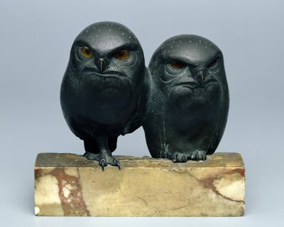 两只猫头鹰，1903-04（青铜和on玛瑙） 作者 August Gaul