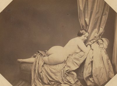 学术裸体，斜倚在沙发上，c。 1855年。 作者 Auguste Belloc