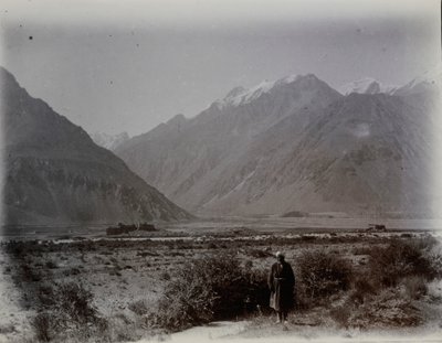 从 Kusht-sam 支线俯瞰 Kala-i-Panja 要塞。1915 年 9 月 2 日，从山谷远眺要塞，远处是群山（黑白照片） 作者 奥雷尔·斯坦