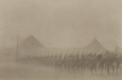 1915年，在埃及称为Khamseen的沙尘暴期间，澳大利亚步兵行进 作者 澳大利亚摄影师