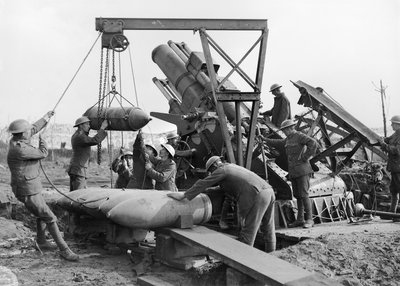 1917年10月5日，Ypres区Menin路附近的2枪，皇家海军炮兵装载奶奶，15英寸榴弹炮（重型火炮） 作者 澳大利亚摄影师