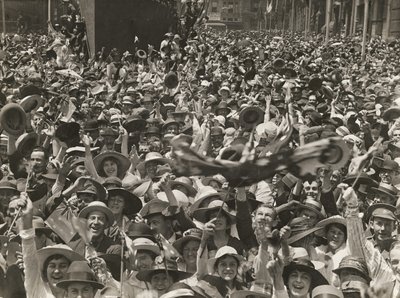 1918年11月11日，人群在悉尼马丁广场庆祝签署停战协议的消息 作者 澳大利亚摄影师