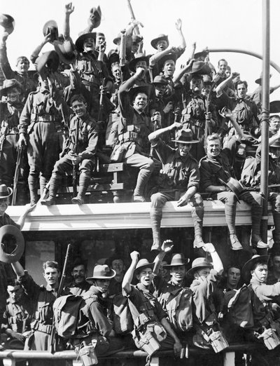 1914年8月19日澳大利亚海军和远征军（AN＆MEF）在新几内亚登船 作者 澳大利亚摄影师