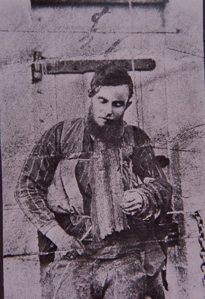 凯利帮成员乔-伯恩死后被吊起来，1880年6月29日（黑白照片）。 作者 澳大利亚摄影师