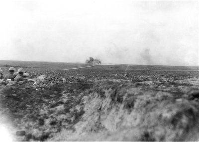 观察员（左侧）观看1917年5月27日澳大利亚炮兵在兴登堡线炮轰德国人 作者 澳大利亚摄影师