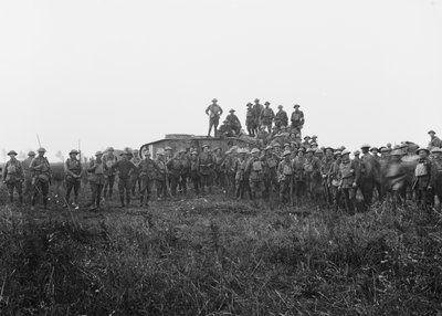 1918年8月8日，坦克船员和第5澳大利亚步兵旅的一些成员的室外小组画象 作者 澳大利亚摄影师