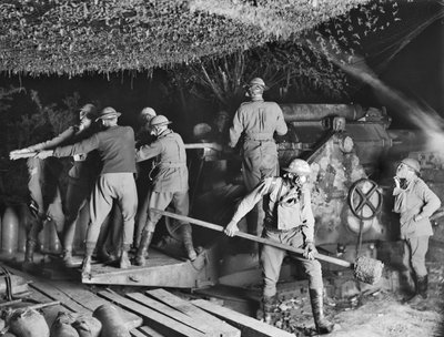 1917年9月15日在Voormezeele袭击期间，第二个澳大利亚围攻炮兵（第55个澳大利亚围攻炮兵炮兵）在他们的防毒面具上使用9.2英寸榴弹炮 作者 澳大利亚摄影师