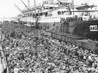 部队于1915年在A40 HMAT陶瓷上登上墨尔本港 作者 澳大利亚摄影师