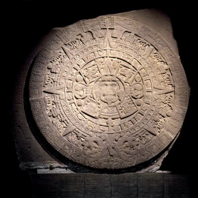 前哥伦比亚文明：阿兹特克历法（太阳石）：直径3米的石盘代表阿兹特克历法和宇宙观，中心部分代表太阳托纳提乌的神位，来自特诺奇蒂特兰--墨西哥城，国家人类博物馆。 作者 阿兹台克人阿兹台克人