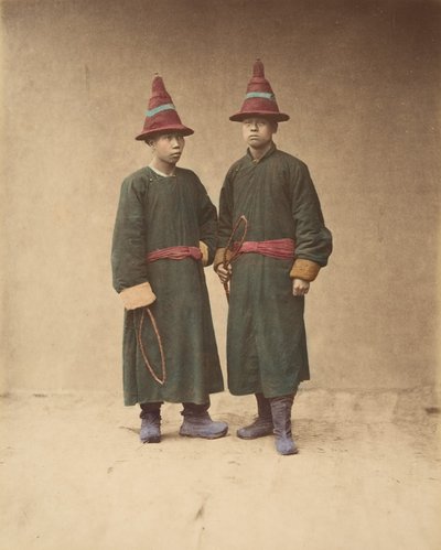 [两个穿着相配的传统服饰的中国人]，1870年代。 作者 雷蒙德·冯·斯蒂夫男爵