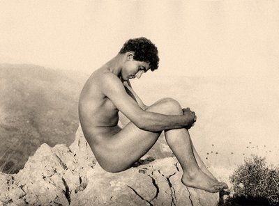 研究一个男性裸体在岩石上，陶尔米纳，西西里岛，c.1900（棕褐色照片） 作者 威廉·冯·格洛登男爵