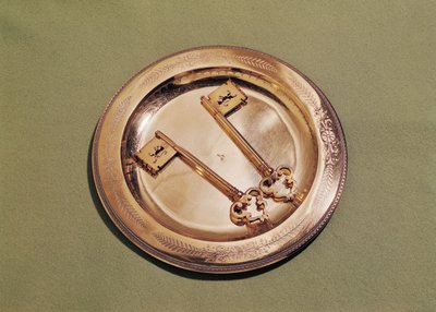 根特键在盘子上（银色和镀金金属） 作者 比利时学校
