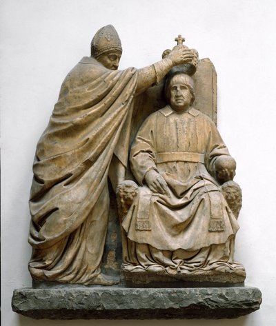 卡洛·奥尔西尼 (1410-1477) 的拉丁裔红衣主教为阿拉贡的斐迪南二世 (1452-1516) 加冕 贝内代托·达马亚诺 (1442-1497) 的大理石雕塑。 佛罗伦萨，巴杰罗国家博物馆 作者 Benedetto da Maiano
