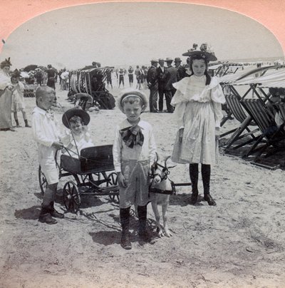 美国，大西洋城：孩子们在大西洋城的海滩上玩耍 作者 本杰明·韦斯特·基尔本