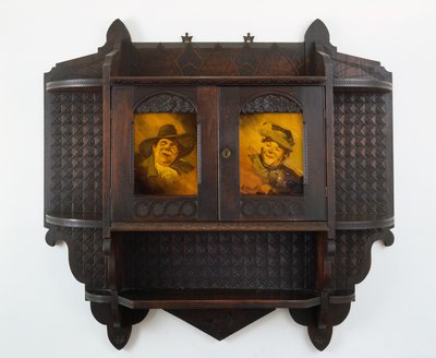 带有陶瓷饰板的挂墙柜，雕刻归属于Mary Madeline Nourse，牌匾为Artus van Briggle（1869-1904）1887-99（黑胡桃和釉面粘土） 作者 Benn attr.to皮特曼