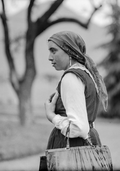 穿着传统保守服装的乡村妇女，可能是意大利，也可能是土耳其 作者 伯纳德·罗杰斯