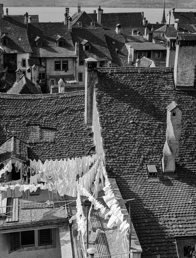 意大利古村落房屋上的坡屋顶和晾晒的衣物 作者 伯纳德·罗杰斯