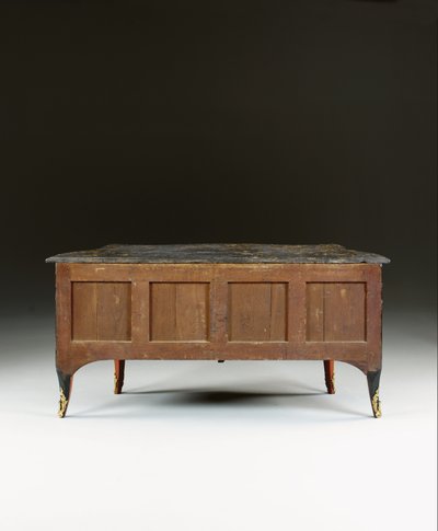 路易十五便桶，约1740年（ormolu安装的中国黑色，彩色和镀金漆，蛇纹石，大理石和弗尼斯） 作者 伯纳德·范·里森堡