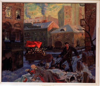 1917 年 10 月，在圣彼得堡（1917 年 10 月在彼得格勒）。 一群武装革命者之间的行动场景，其中一人刚刚杀死了一名俄罗斯军官，在雪城的街道上，我们看到一辆卡车的武装士兵 作者 鲍里斯·米哈伊洛维奇·库斯托季耶夫