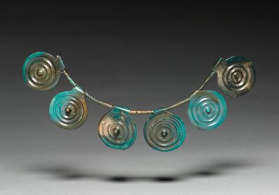 项链中的元素，约公元前1400-1300年 作者 Bronze Age