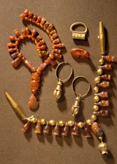 迦南人的珠宝，来自加沙的Deir al-Balah，公元前14世纪（黄金和宝石） 作者 Bronze Age