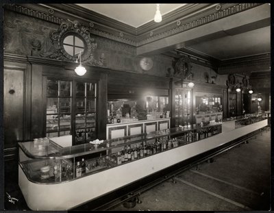 1916年新泽西州纽瓦克Robert Treat酒店的一家酒吧（银色明胶印刷） 作者 拜伦公司