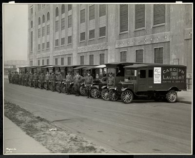 一排货车停在1929年纽约东哈莱姆东128街111号卡罗琳洗衣店外面（银色明胶印刷） 作者 拜伦公司