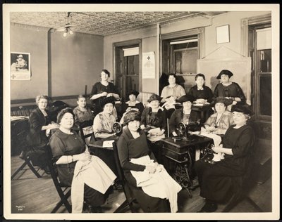 1920年在纽约东哈莱姆东101街115号的妇女缝纫圈（银色明胶印刷品） 作者 Byron Company