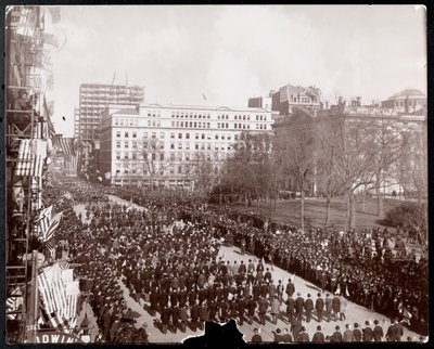 人行道在共和党黄金标准游行在百老汇在市政厅公园，纽约，1898（银色明胶打印）的鸟瞰图 作者 Byron Company