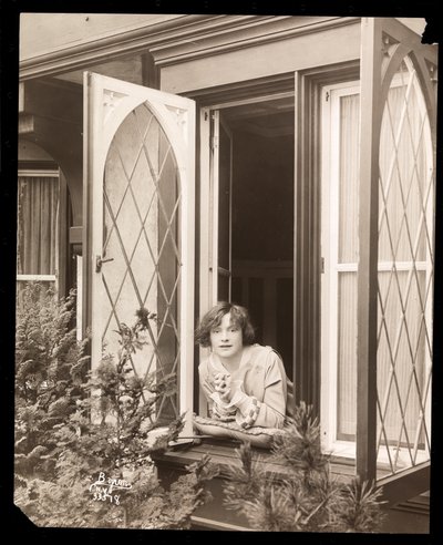 Anne Murdock at Home，c.1915（银色明胶印刷品） 作者 拜伦公司