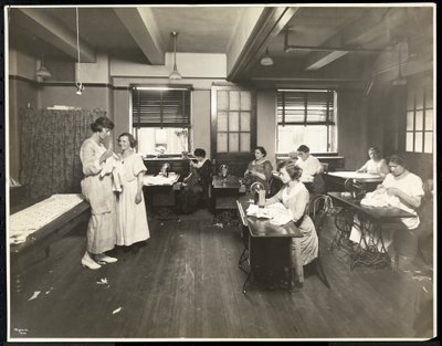 1921年纽约东59街111号纽约盲人协会的一名教室里，盲人年轻妇女和一位老师缝制（银色明胶印刷品） 作者 Byron Company