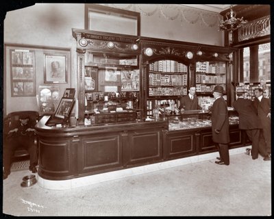 1907年凯迪拉克酒店的雪茄和剧院售票柜台（银色明胶印刷） 作者 拜伦公司