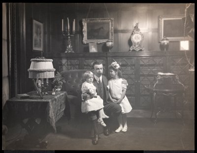 克拉伦斯·麦凯和他的孩子们在1905年的长岛罗斯林海港山图书馆（银色明胶印刷品） 作者 Byron Company