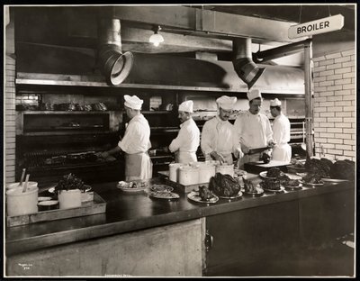 1919年Hotel Commodore酒店的厨房里的厨师做饭（银色明胶印刷） 作者 Byron Company