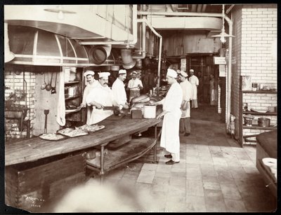 厨师在Waldorf Astoria Hotel酒店的厨房工作，位于34街和纽约第五大道，1903年或1904年（银色明胶印刷） 作者 拜伦公司