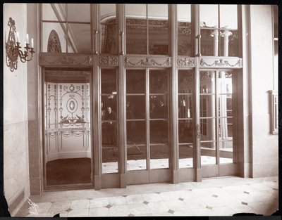 丽思卡尔顿酒店的电梯，1910或1911（银色明胶印刷） 作者 拜伦公司
