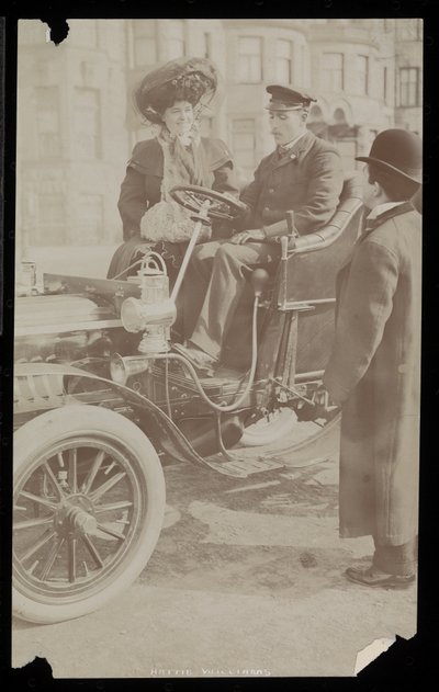 哈蒂·威廉姆斯坐在纽约市的第一辆汽车，纽约，1890年至1910年（银色明胶印刷品）坐着司机 作者 拜伦公司