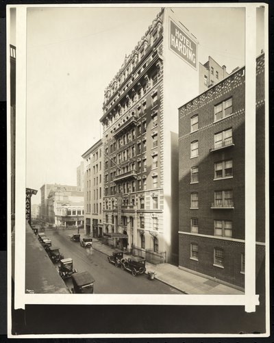 Hotel Harding酒店位于纽约第55街和百老汇，1921年（银色明胶印刷） 作者 拜伦公司